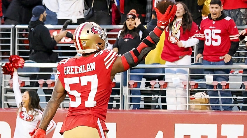 49ers linebacker Dre Greenlaw asks Tom Brady to autograph the ball