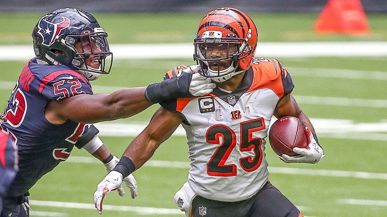 Dec 11, 2022; Santa Clara, California, USA; Tampa Bay Buccaneers running  back Giovani Bernard (25) before the start of the first quarter against the  San Francisco 49ers at Levi's Stadium. (Stan Szeto/Image