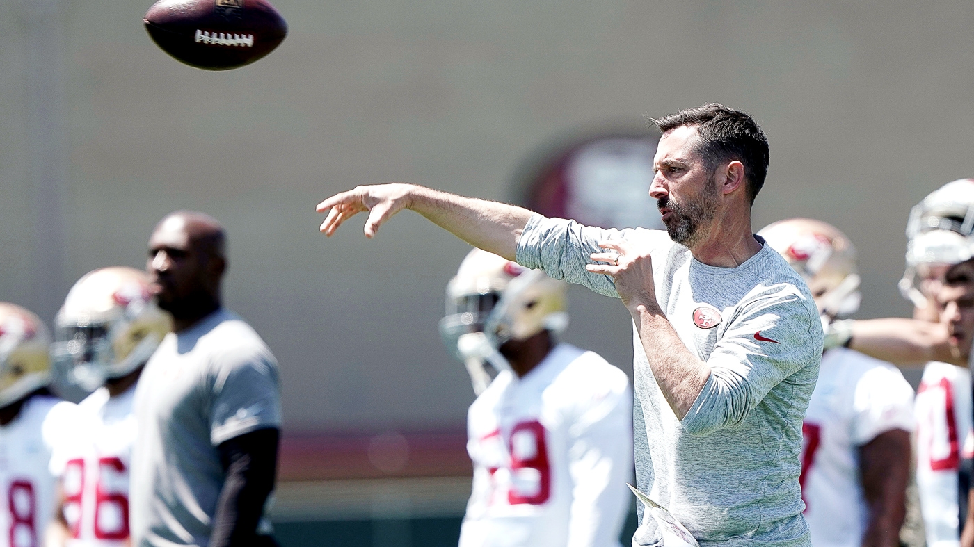 49ers Coach Kyle Shanahan Shows Off His Throwing Arm To Joe Staley ...