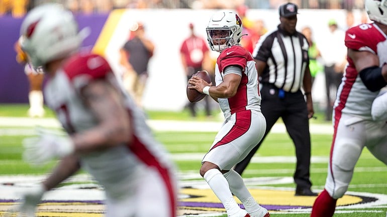 VIDEO: Fans, players left briefly in darkness during Cardinals