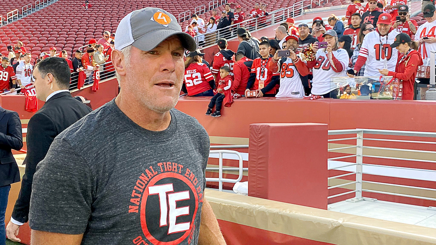 Hall of Fame quarterback Brett Favre on hand for 49ers-Panthers