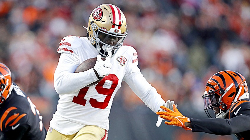 Green Bay, Wisconsin, USA. 22nd Jan, 2022. San Francisco 49ers wide  receiver Deebo Samuel (19) and tight end George Kittle (85) have a moment  during post game interviews in the NFL divisional