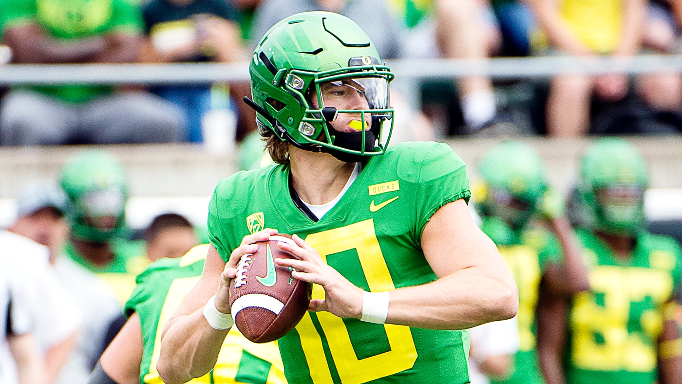 Former Oregon Ducks Football Quarterback Justin Herbert Wins 2022