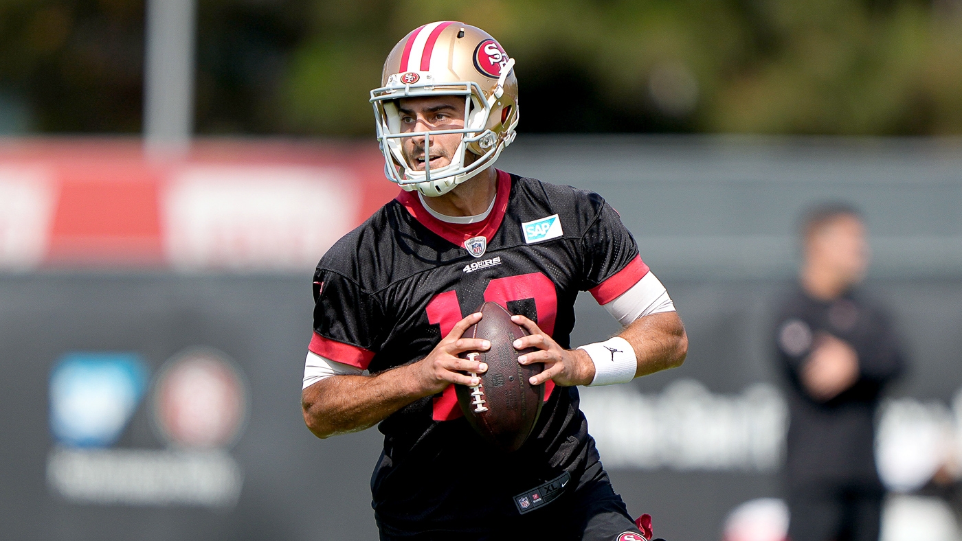 San Francisco 49ers offensive tackle Alfredo Gutierrez warms up