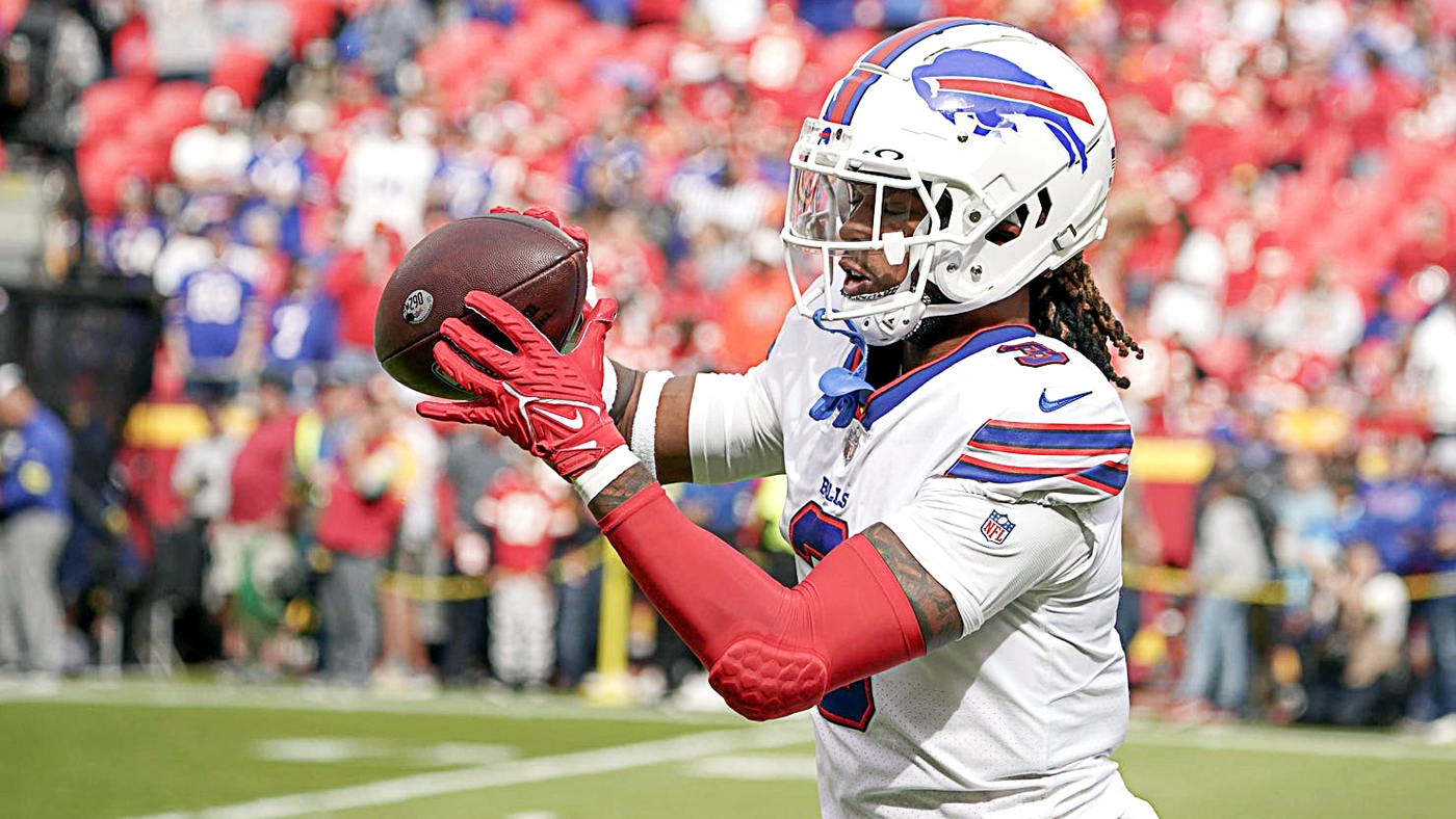 Buffalo Bills safety Damar Hamlin (3) tackles Pittsburgh Steelers