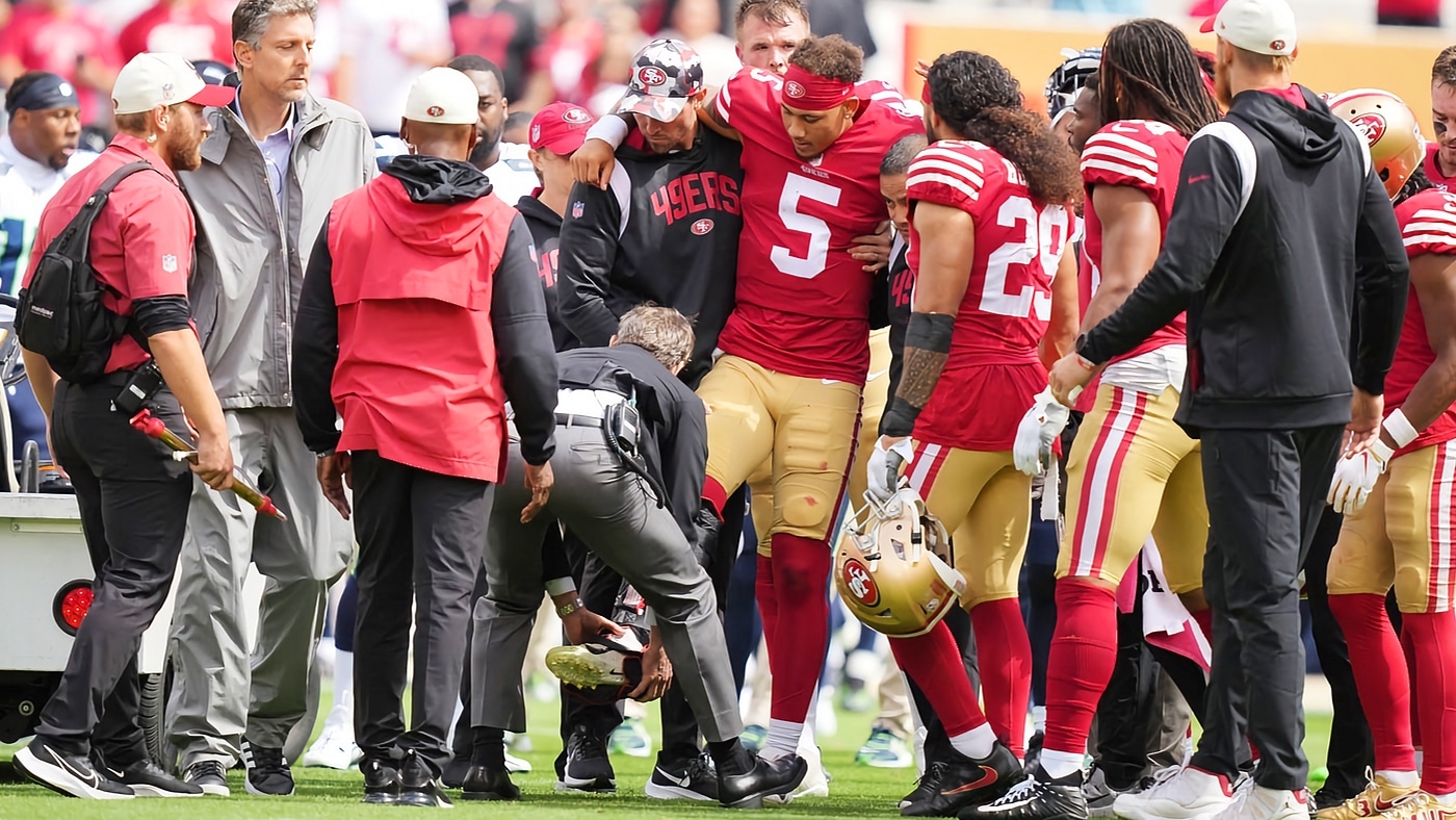 Santa Clara, United States. 18th Sep, 2022. SANTA CLARA, CALIFORNIA - SEPTEMBER  18: San Francisco 49ers starting quarterback Trey Lance (5) scrambles  against the Seattle Seahawks in the first quarter at Levi's