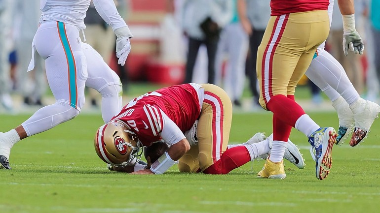 Eagles' starting offensive lineman exits the game with a foot injury 